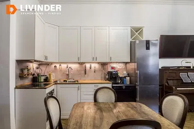 Cozinha; eletrodomésticos, chão de madeira, luz natural, estilo moderno