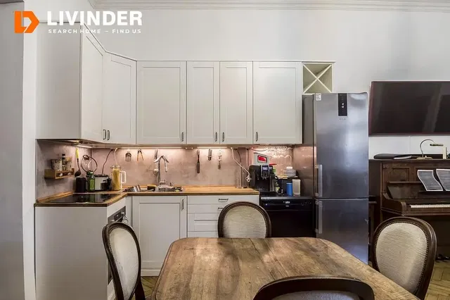 Cozinha; eletrodomésticos, chão de madeira, luz natural, estilo moderno