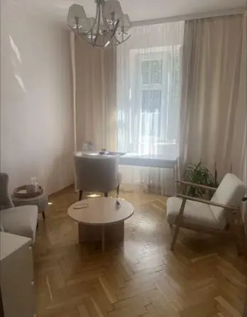 Кухиња; кухињски апарати, дрвени под, природно светло, модерни стил