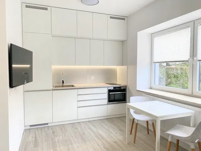 Cozinha; eletrodomésticos, chão de madeira, luz natural, estilo moderno