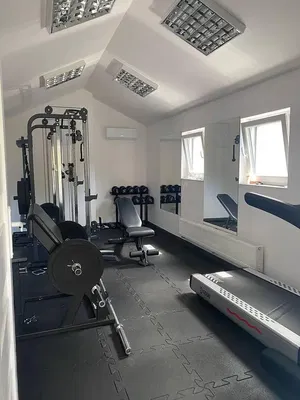 Cozinha; eletrodomésticos, chão de madeira, luz natural, estilo moderno