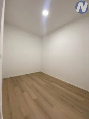 Cozinha; eletrodomésticos, chão de madeira, luz natural, estilo moderno