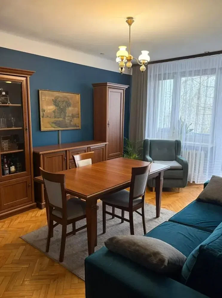 Mutfak; mutfak aletleri, ahşap zemin, doğal ışık, modern stil