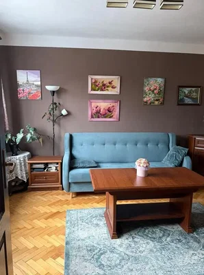 Mutfak; mutfak aletleri, ahşap zemin, doğal ışık, modern stil