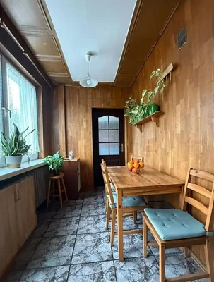 Mutfak; mutfak aletleri, ahşap zemin, doğal ışık, modern stil