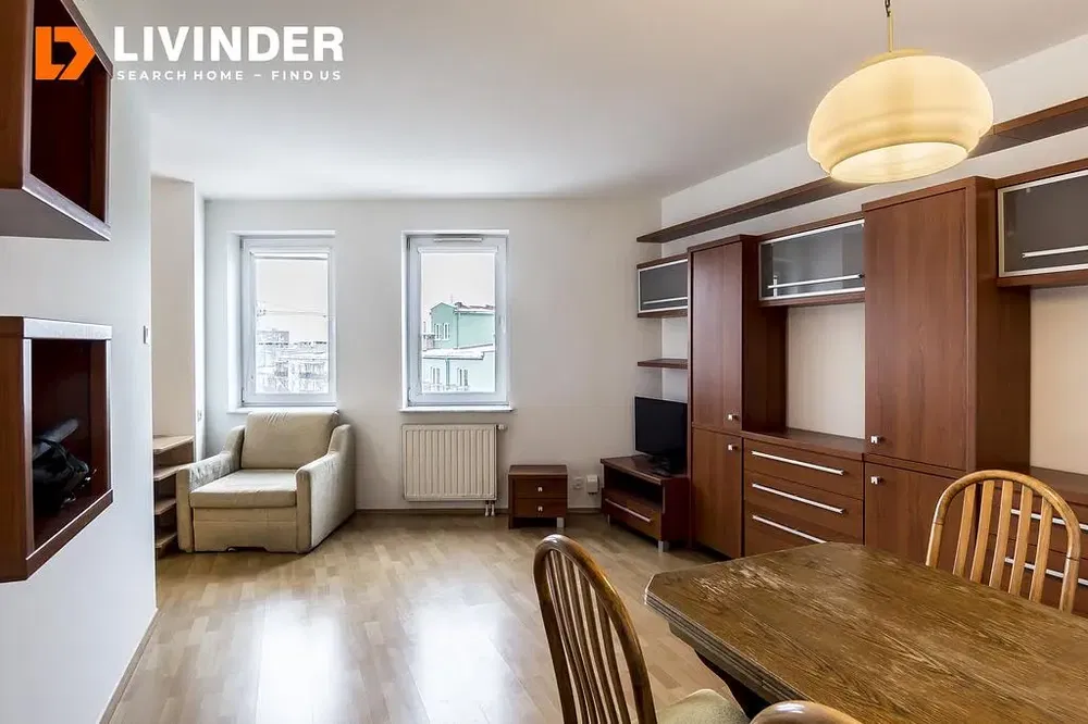 Cozinha; eletrodomésticos, chão de madeira, luz natural, estilo moderno