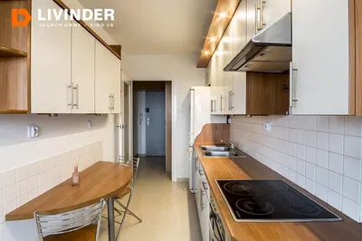 Cozinha; eletrodomésticos, chão de madeira, luz natural, estilo moderno