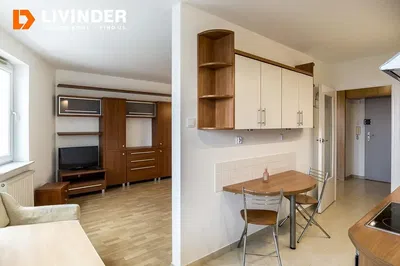 Cozinha; eletrodomésticos, chão de madeira, luz natural, estilo moderno