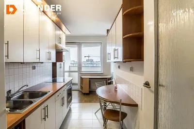 Cozinha; eletrodomésticos, chão de madeira, luz natural, estilo moderno