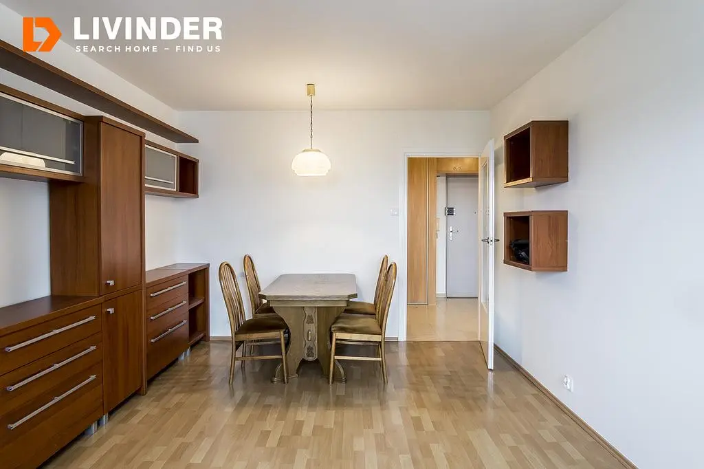 Cozinha; eletrodomésticos, chão de madeira, luz natural, estilo moderno