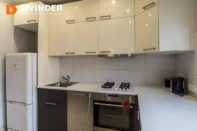 Sala de estar; chão de madeira, luz natural, estilo moderno