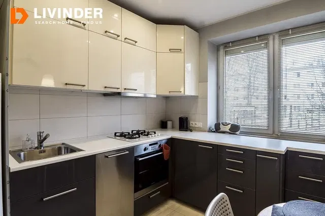 Cozinha; eletrodomésticos, chão de madeira, luz natural, estilo moderno