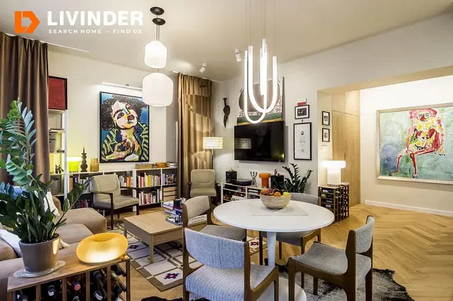 Sala de estar; chão de madeira, luz natural, estilo moderno