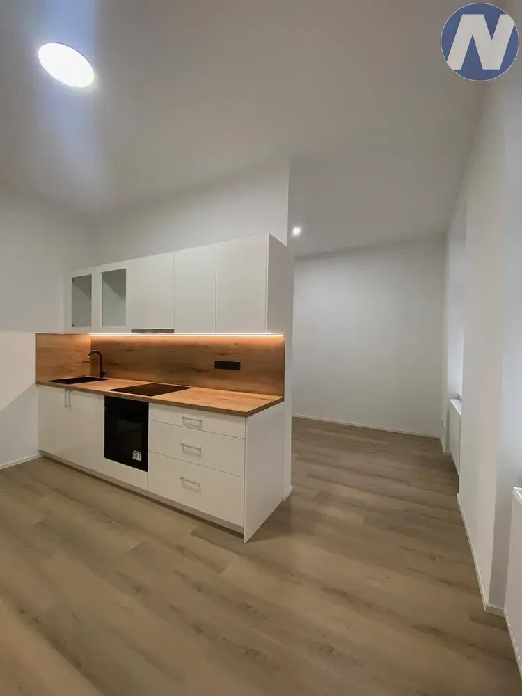 Sala de estar; chão de madeira, luz natural, estilo moderno