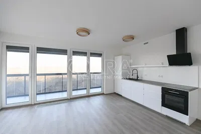 Soggiorno; pavimento in legno, luce naturale, stile moderno, soffitti alti