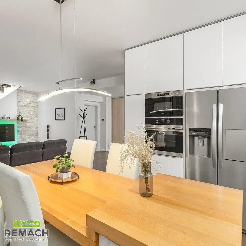 Küche; küchengeräte, holzboden, tageslicht, moderner stil