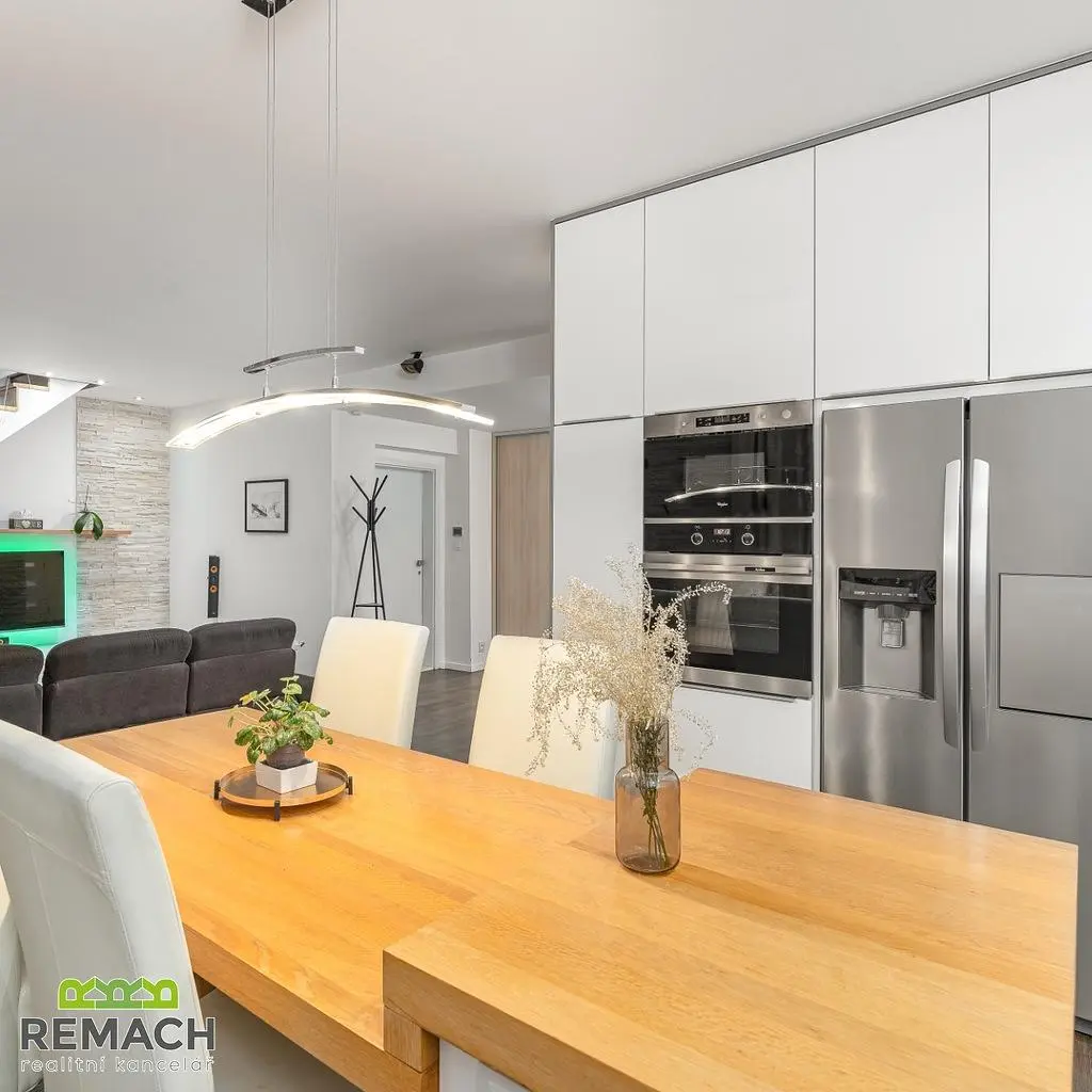 Küche; küchengeräte, holzboden, tageslicht, moderner stil