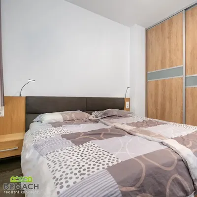 Küche; küchengeräte, holzboden, tageslicht, moderner stil