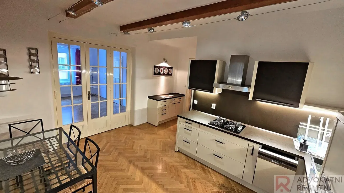 Salon; parquet, lumière naturelle, style moderne