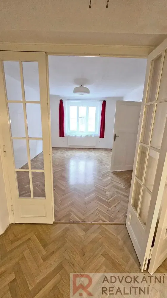 Salon; parquet, lumière naturelle, style moderne