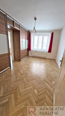 Salon; parquet, lumière naturelle, style moderne