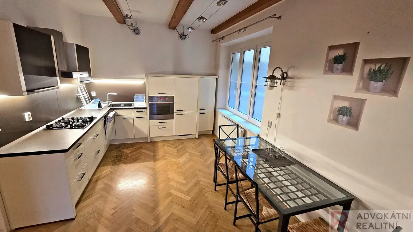 غرفة معيشة; أرضية خشبية, ضوء طبيعي, أسلوب عصري