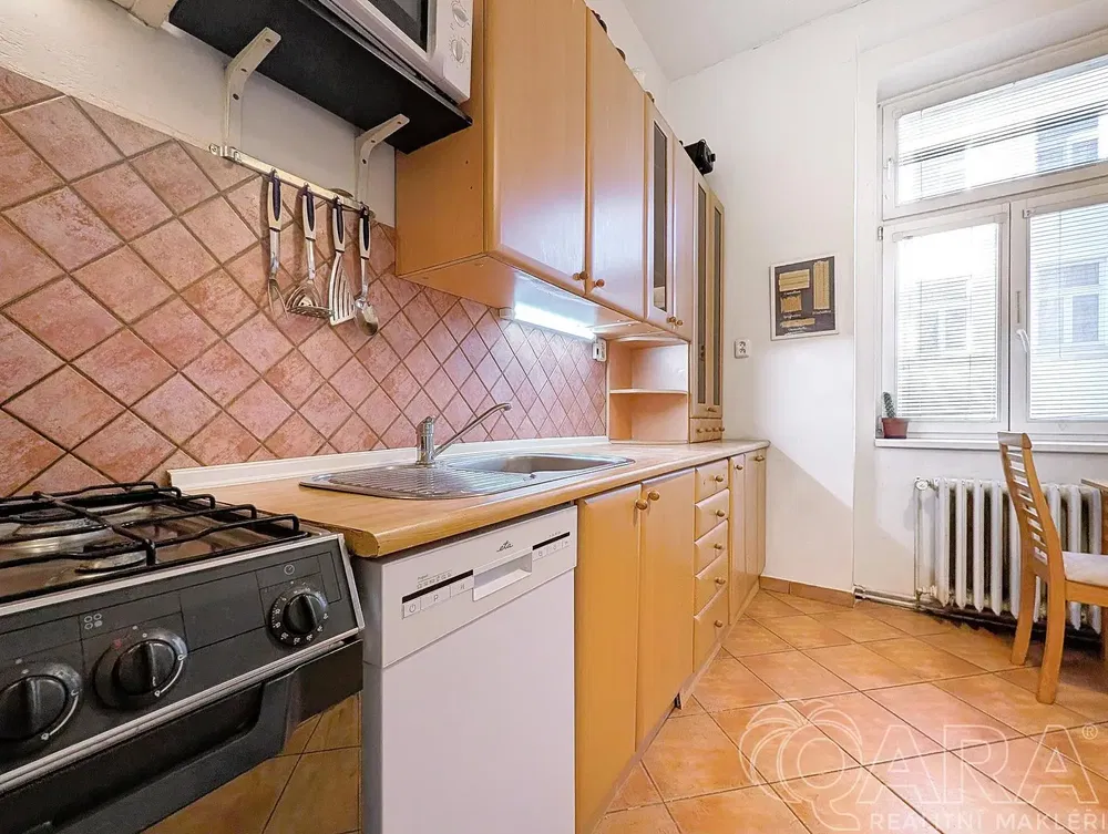 Cuisine; électroménager, parquet, lumière naturelle, style moderne