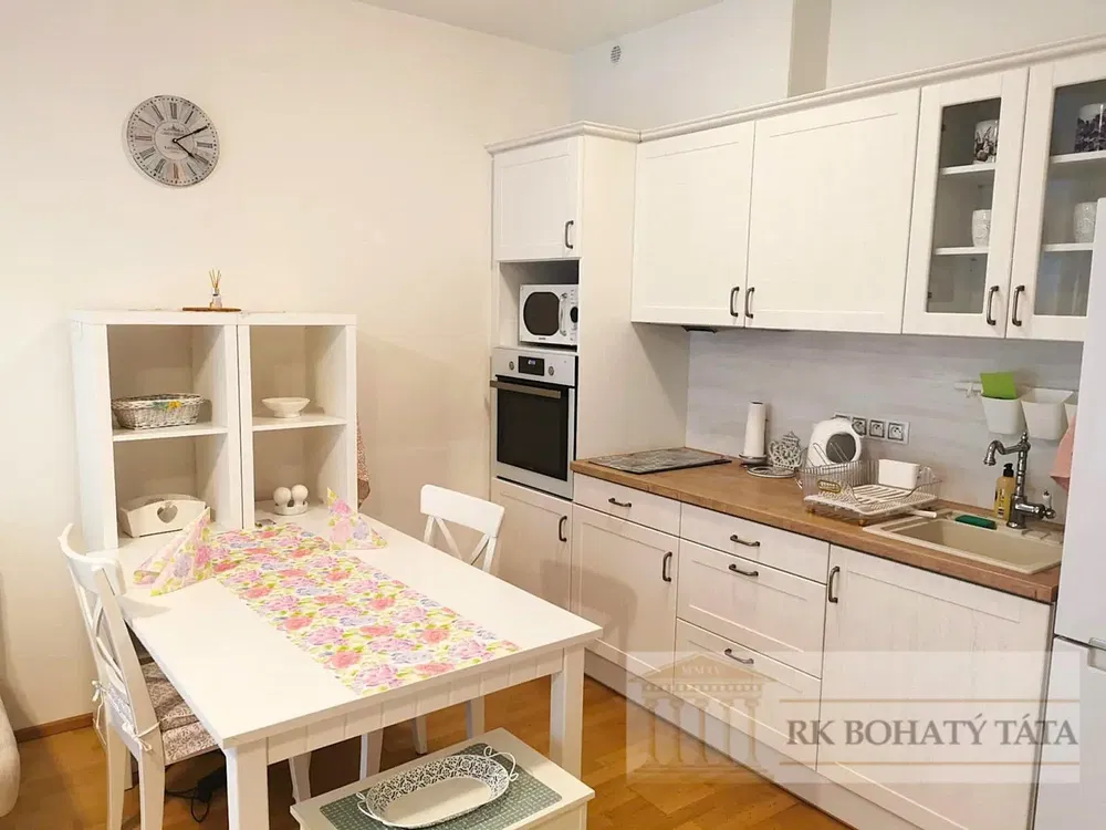 Salon; parquet, lumière naturelle, style moderne