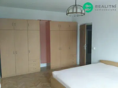 Salon; parquet, lumière naturelle, style moderne