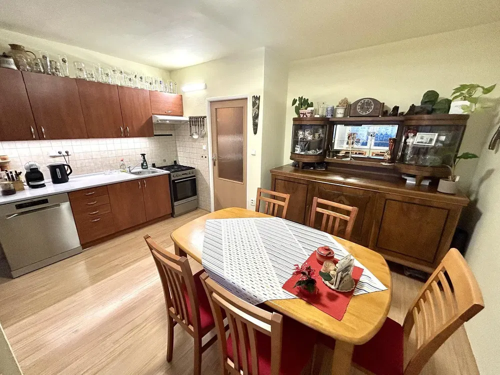 Хол; дървен под, естествена светлина, модерен стил