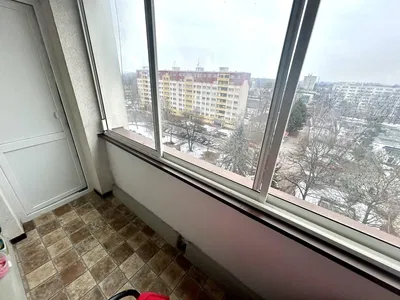 Хол; дървен под, естествена светлина, модерен стил