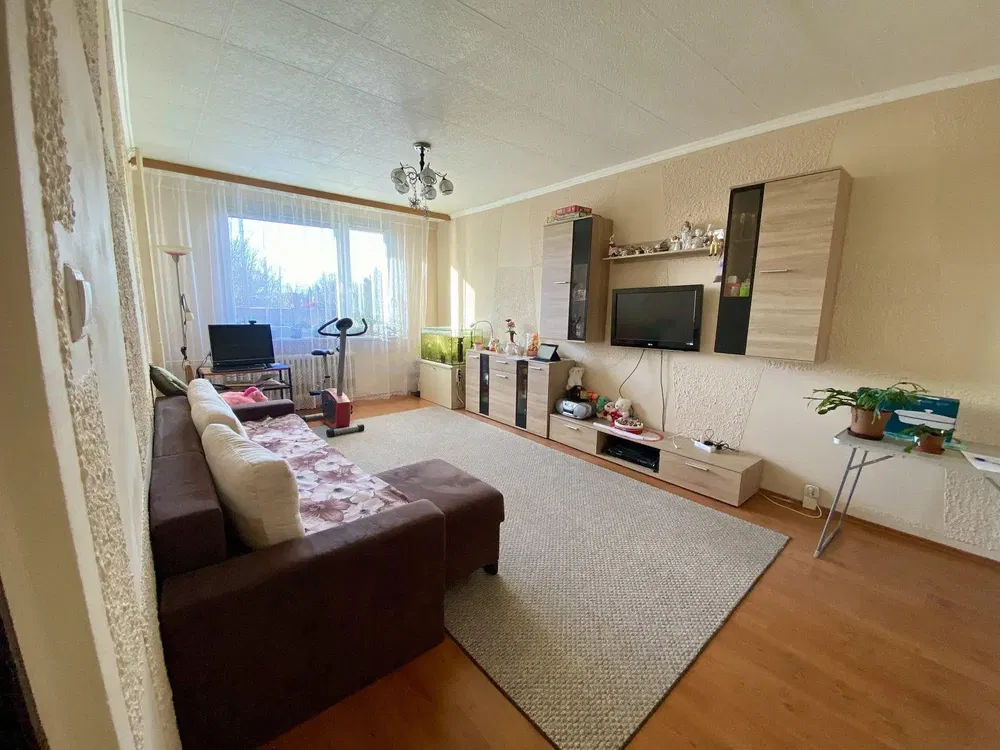 Cucina; elettrodomestici, pavimento in legno, luce naturale, stile moderno