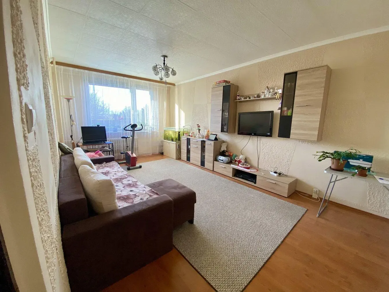 Cucina; elettrodomestici, pavimento in legno, luce naturale, stile moderno