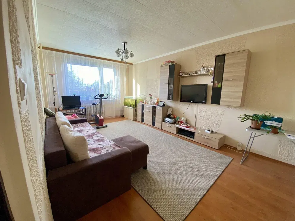 Cucina; elettrodomestici, pavimento in legno, luce naturale, stile moderno