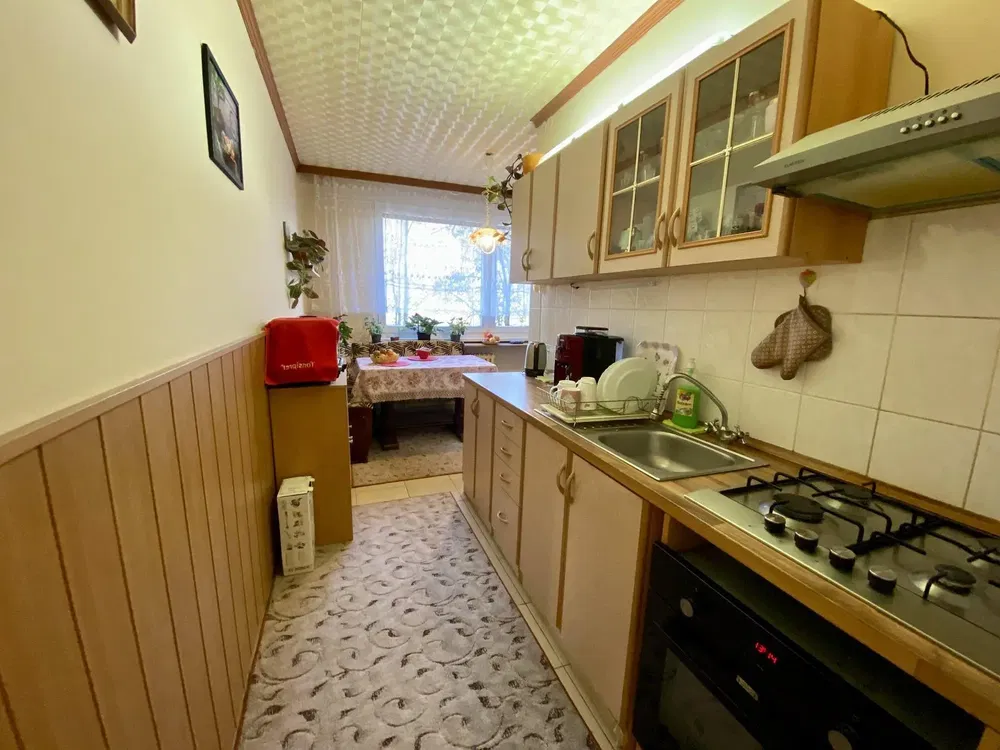 Soggiorno; pavimento in legno, luce naturale, stile moderno