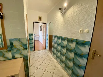 Soggiorno; pavimento in legno, luce naturale, stile moderno, soffitti alti