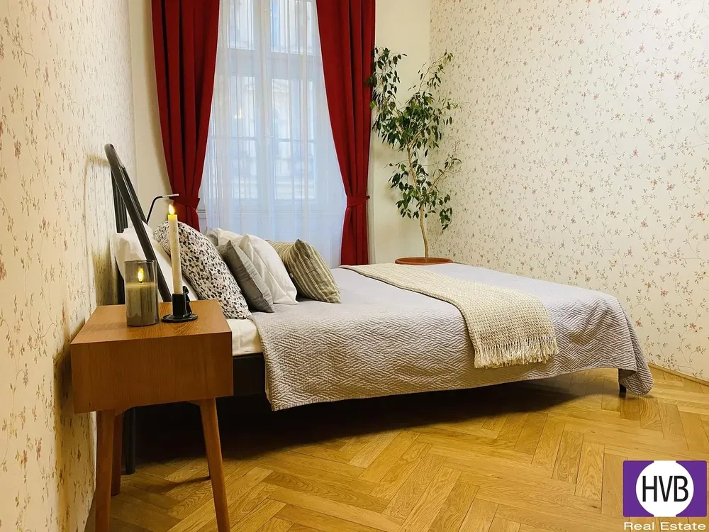 Wohnzimmer; holzboden, tageslicht, moderner stil