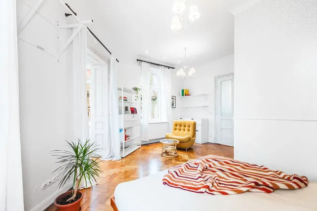 Хол; дървен под, естествена светлина, модерен стил