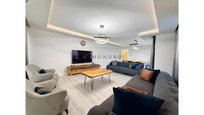 Кухиња; кухињски апарати, дрвени под, природно светло, модерни стил