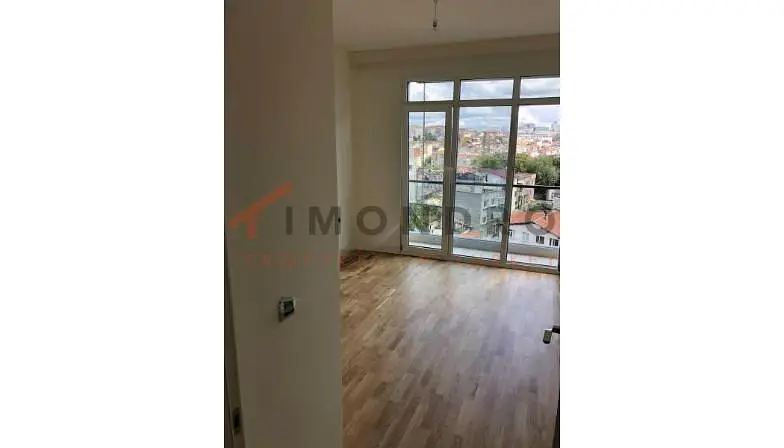 Кухиња; кухињски апарати, дрвени под, природно светло, модерни стил