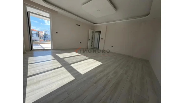 Cucina; elettrodomestici, pavimento in piastrelle, luce naturale, stile moderno