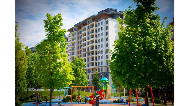 Кухиња; кухињски апарати, дрвени под, природно светло, модерни стил