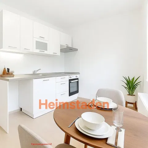 Keuken; keukenapparatuur, houten vloer, natuurlijk licht, moderne stijl