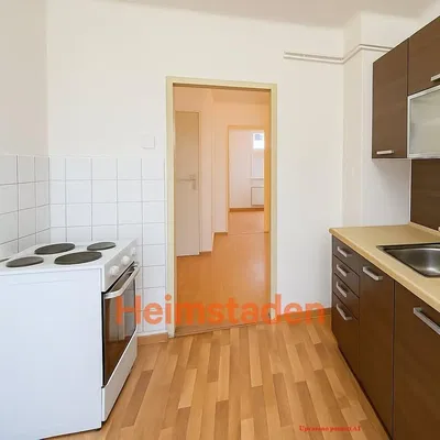 Sala de estar; chão de madeira, luz natural, estilo moderno