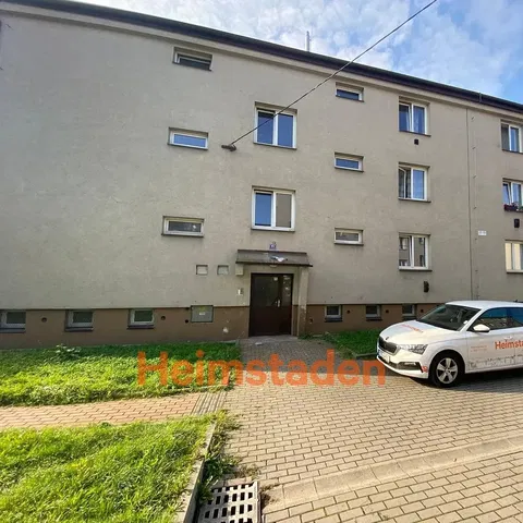 Кухня; кухненски уреди, дървен под, естествена светлина, модерен стил