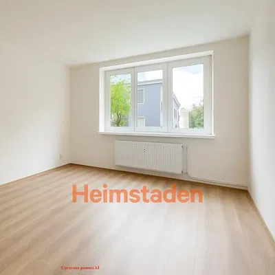 Cozinha; eletrodomésticos, chão de madeira, luz natural, estilo moderno