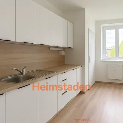 Cozinha; eletrodomésticos, chão de madeira, luz natural, estilo moderno