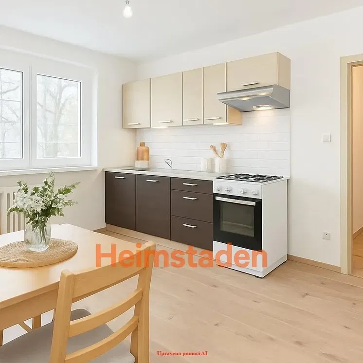 Кухня; кухненски уреди, дървен под, естествена светлина, модерен стил