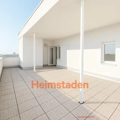 Cozinha; eletrodomésticos, chão de madeira, luz natural, estilo moderno