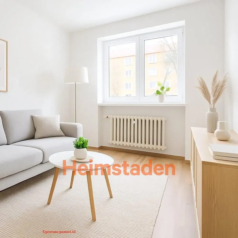 Sala de estar; chão de madeira, luz natural, estilo moderno